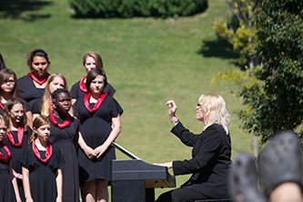 lisadirectingchoiratwingsofhopeceremony1