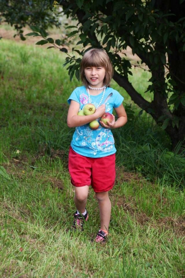 girl with apples